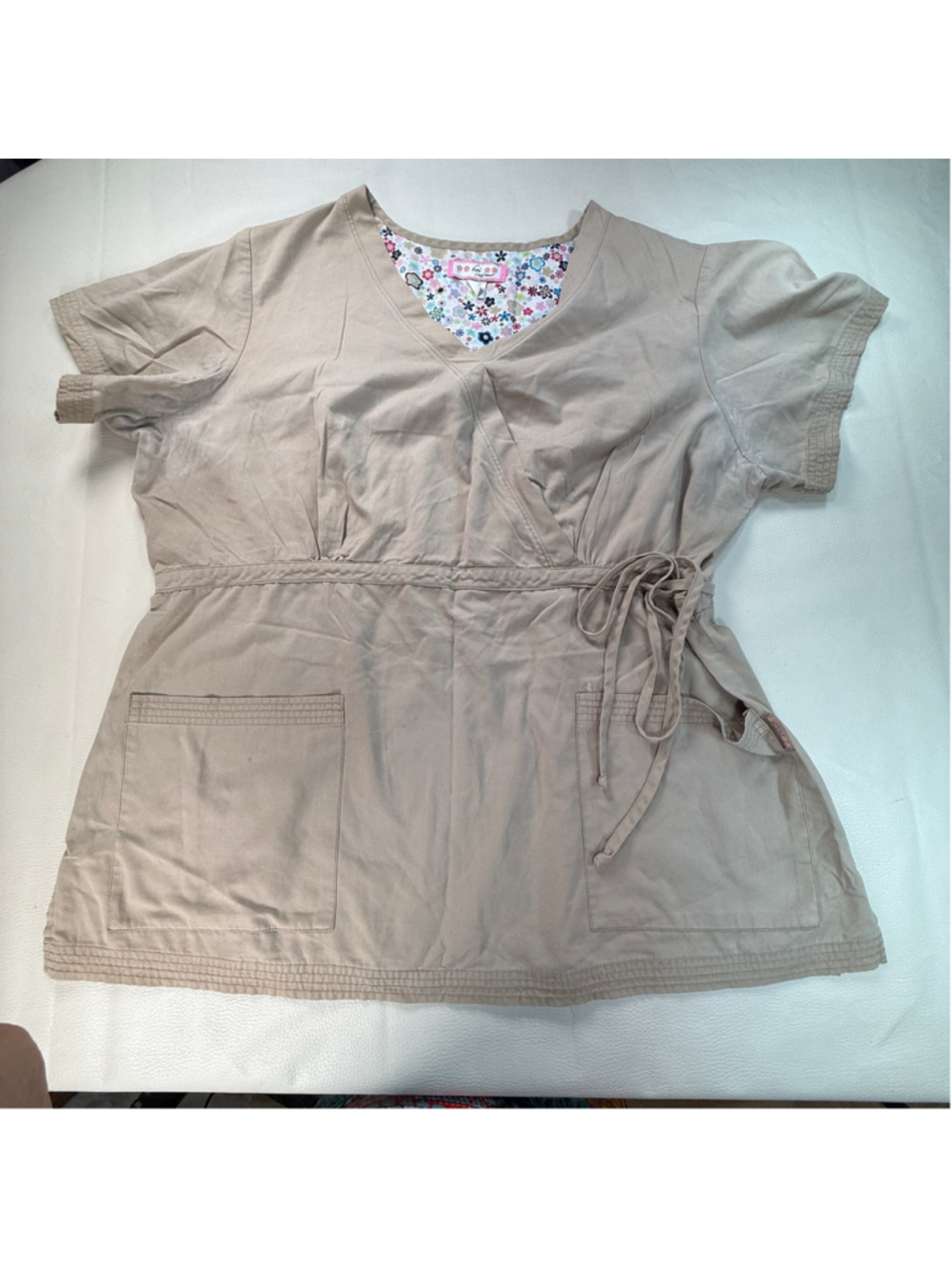 Koi by Kathy Peterson Scrub Top 2X Tan Beige Wrap Tie Waist Floral Medical Nurse